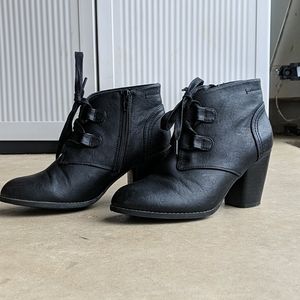 Girls size 6 1/2 Ankle Boots. Small Chunky Heel